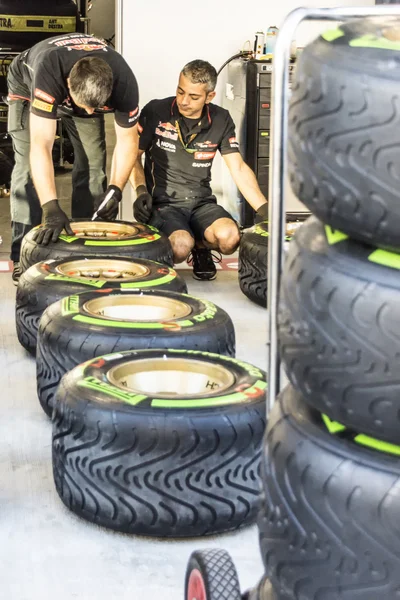 Scuderia Toro Rosso. Mecânica. Preparação de borracha para corridas — Fotografia de Stock