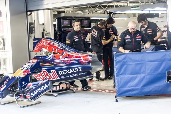 Scuderia Toro Rosso. Mechanica. Voorbereiding van de auto Daniil Kv — Stockfoto