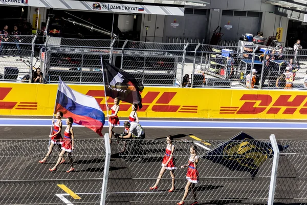 Autodrom di Sochi. Defile sulla linea di partenza bandiere ufficiali . — Foto Stock