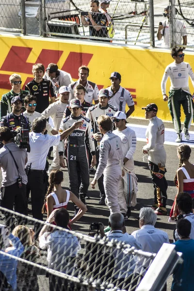 Os pilotos de fórmula um reuniram-se na linha inicial — Fotografia de Stock
