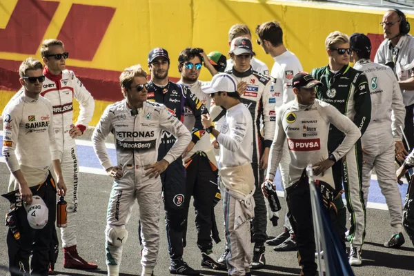 Die Piloten der Formel 1 versammelten sich am Start — Stockfoto