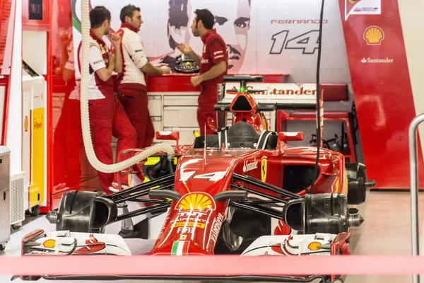 A Scuderia Ferrari csapat. Mechanika készít az autó, Fernando — Stock Fotó