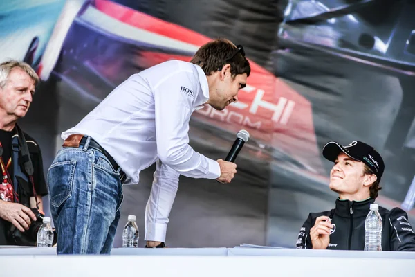 The autograph of cessie. Vitaly Petrov interviews Nico Rosberg . — Stock Photo, Image