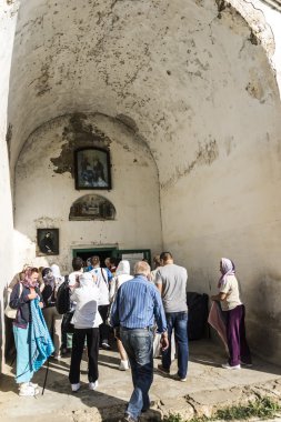 Lykhny. Abhazya. Varsayım o kilise girişinde