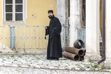 Abhazya. Yeni Athos. Manastır bahçesine yalnız bir keşiş.