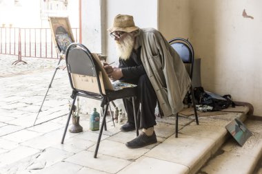 İş yerinde sanatçı.