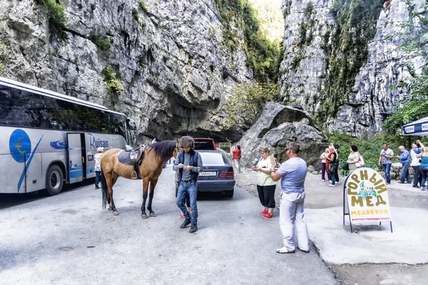 阿布哈兹，游客放松在停车场里的山谷 — 图库照片