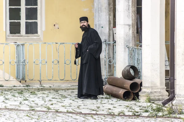 Abchazië. Nieuw Athos. Een eenzame monnik in het klooster werf. Stockfoto
