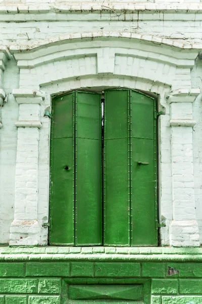 The City Of Birsk. Old forged metal shutters on the window of th — Stock Photo, Image