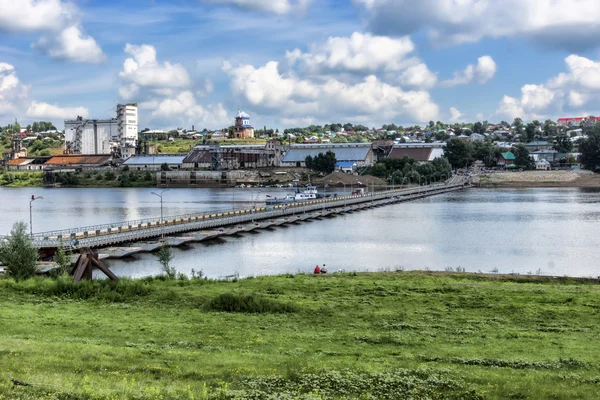 A város Birsk. A hajóhidat a városra — Stock Fotó