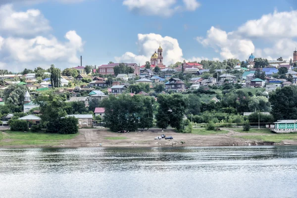 La ciudad de Birsk. Vista de la antigua ciudad mercante desde el ri —  Fotos de Stock