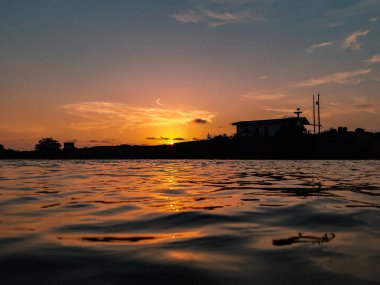 İnanılmaz günbatımı nehir evi