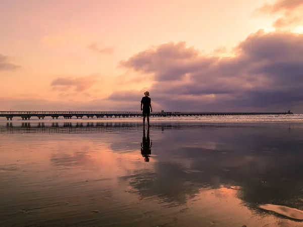 Menschensilhouette Auf Der Strandpromenade — Stockfoto