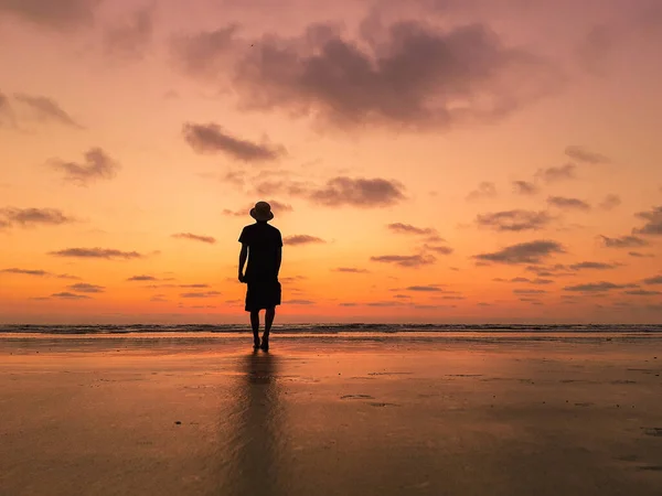 Homem Andando Praia Pôr Sol — Fotografia de Stock