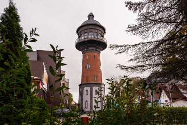 Zelenogradsk, Kaliningrad Bölgesi, Rusya - Ekim 2020: Su kulesi yeniden inşa edildi ve bir kedi müzesine dönüştürüldü..