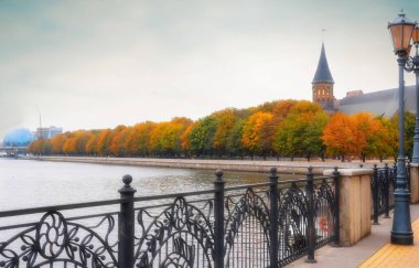 Sonbaharın ortasında Kaliningrad 'da şehir seti. Kant Adası ve Dünya Okyanusu Müzesi.