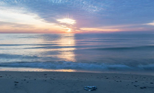 Cuore Pietre Sulla Sabbia Durante Tramonto Sul Mar Baltico — Foto Stock