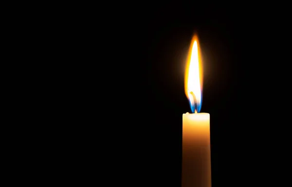 Μονόχρωμο Αναμμένο Κερί Αρκετά Φλόγα Μαύρο Φόντο Πλευρική Άποψη — Φωτογραφία Αρχείου
