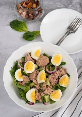 Salatalık, konserve ton balığı ve yumurtalı avokado salatası.