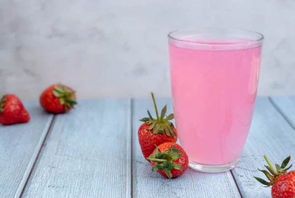 Kissel Gelée Fraises Boisson Dans Verre Fraises Sur Fond Clair — Photo