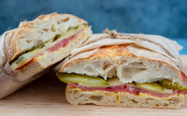 Sandwich Cubano Parrilla Con Pepinillos Queso Jamón Primer Plano —  Fotos de Stock