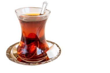 Beyaz zemin üzerinde şeker küpleri olan geleneksel Türk çayı