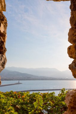 Gündoğumunda eski kalenin kalıntılarından Alanya Körfezi 'nin manzarası