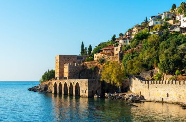 Türkiye 'nin Alanya, Antalya bölgesindeki Kyzyl Kule kulesi yakınlarındaki antik bir tersanenin güzel manzarası gün doğumunda.
