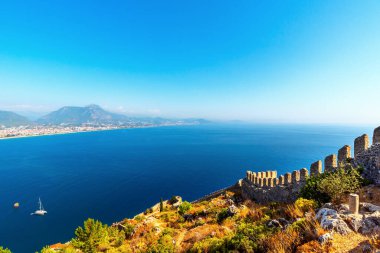 Türkiye 'nin Alanya kentinde taş bir duvarın kalıntılarıyla Akdeniz kıyıları