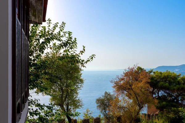 Παράθυρο Θέα Μεσόγειο Θάλασσα Στην Τουρκία Μέσα Από Δέντρα — Φωτογραφία Αρχείου