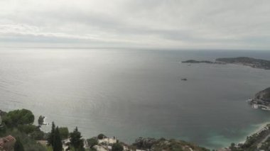 Fransız Rivierası 'ndaki Akdeniz kıyısındaki dağlık Fransız köyü Eze sur Mer' den panoramik bir manzara..