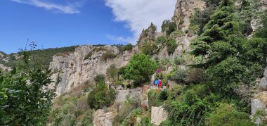 Fransa 'nın Akdeniz köyü yakınlarındaki Eze Dağı yolu..