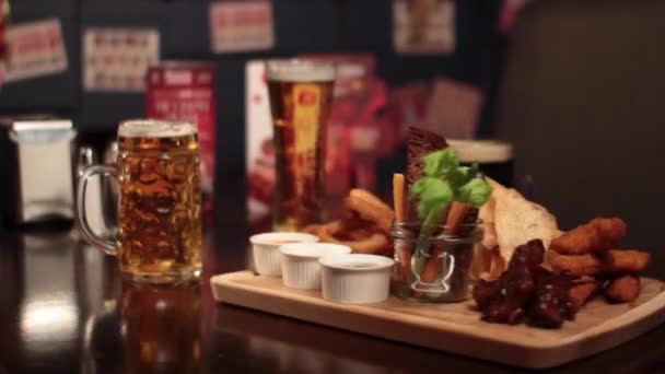 Vários Tipos Cerveja Lanches Para Ele — Vídeo de Stock