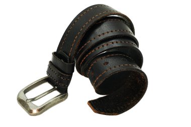 Siyah deri kemer beyaz üzerine izole edilmiş..