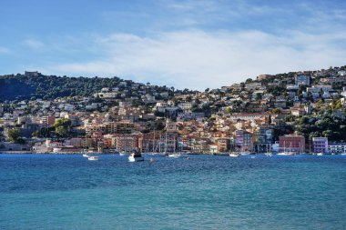 Akdeniz kıyısının ve Villefranche-sur-Mer körfezinin güzel manzarası ve tepeleri. Fransız Rivierası.