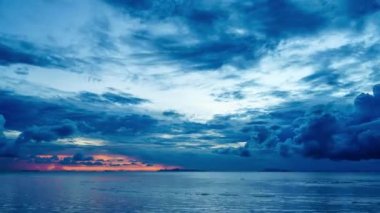 Deniz ürünleri videosunun üzerinde gün batımı