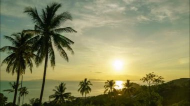 Deniz ürünleri videosunun üzerinde gün batımı