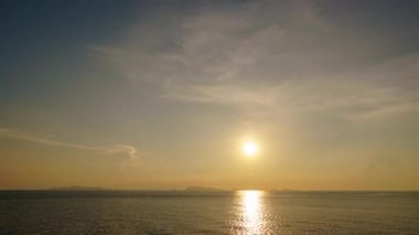 Deniz ürünleri videosunun üzerinde gün batımı