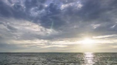 Deniz ürünleri videosunun üzerinde gün batımı