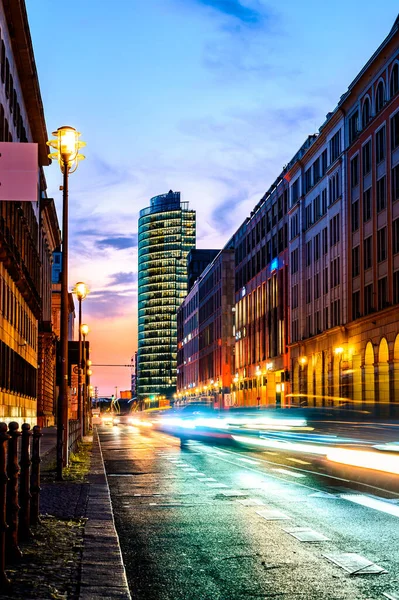 夕暮れ前の日没時にドイツのベルリンの中心部地区の通りの長い露出の街並み 車を通過し 光の道を残してブリリー ヨーロッパの首都の近代的かつ古い建築 — ストック写真