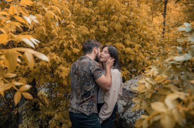 Yolculukları boyunca genç çiftlerin hassas kucaklaşmaları. Ilık sonbahar tonları. Aşık insanlar arasındaki aşk sohbeti. Havada mutluluk kokusu var. Aşık insanların büyüleyici bakışları. Günlük kıyafetler, kıvırcık saçlar..