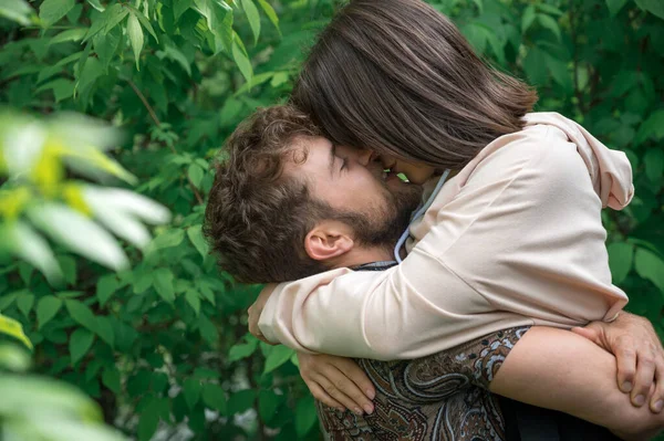 Par Feliz Encontra Depois Separação Longa Abraços Quentes Beijos Jovens — Fotografia de Stock