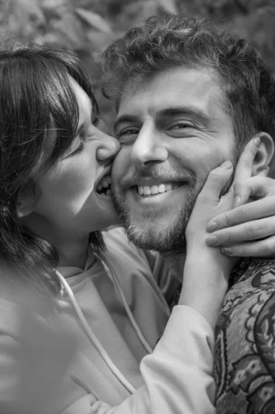 Imagen Brillante Blanco Negro Hermosa Pareja Joven Divirtiéndose Novia Muerde — Foto de Stock