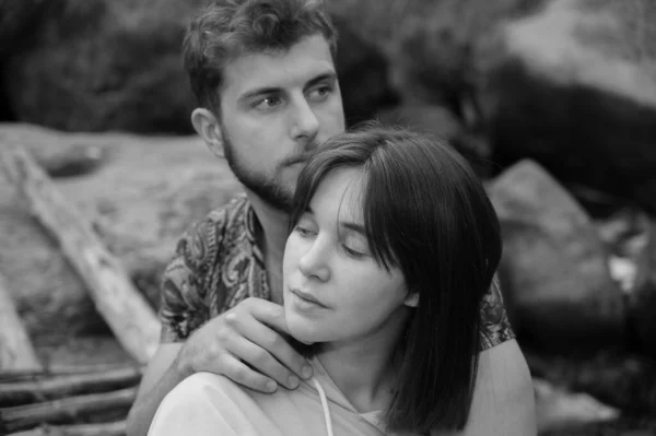 Una Pareja Seria Sienta Una Pasarela Madera Entre Rocas Sobre — Foto de Stock