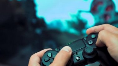 Chengdu, Çin, 21 Ağustos 2019. Erkek eller Sony Play Station 4 Pro konsol denetleyicisini tutuyor ve oyun oynuyor