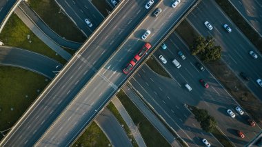 Güneşli bir günde Çin metropolü Chengdu 'daki yükseltilmiş yol ve trafik kavşaklarının insansız hava aracı görüntüsü. Trafik sıkışıklığını önlemek için modern trafik tasarımı. Az araç var, yolda trafik sıkışıklığı yok.