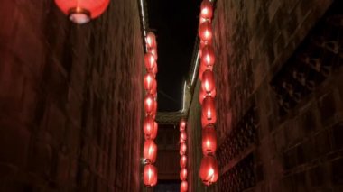 Gece eski Çin tapınağının dar koridorları arasında ahşap balkona doğru ilerliyoruz. Yanıp sönen kırmızı fenerler etrafta ışık saçıyor. Geleneksel dekorasyon, tatil kutlamaları. 