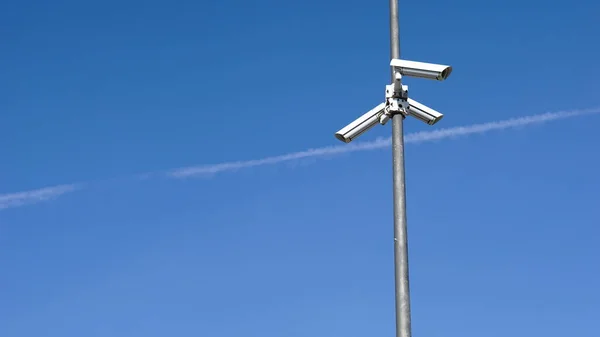 Überwachungskamera Vor Blauem Hintergrund — Stockfoto