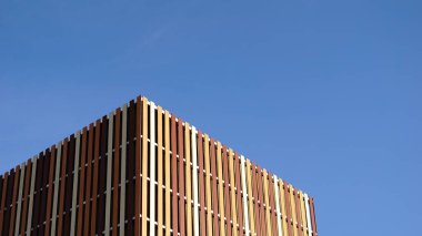 Mavi arkaplana karşı modern cephenin ayrıntıları