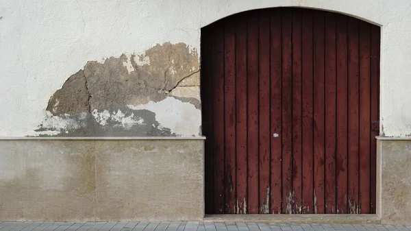 Porte Bois Rustique Sur Façade Blanche — Photo